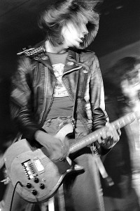 Johnny Ramone en 1977 avec sa guitare et sa veste en cuir