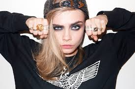 cara delevigne et ses bagues chevalière