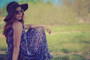 look hippie avec capeline et robe longue à fleur